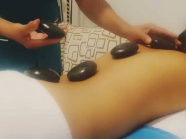 Masaje terapéutico con piedras calientes